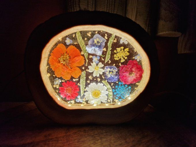 Lampe en resine  et fleurs séchées dans un rondin de bois