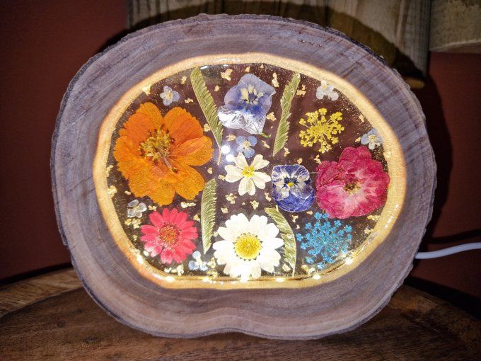 Lampe en resine  et fleurs séchées dans un rondin de bois