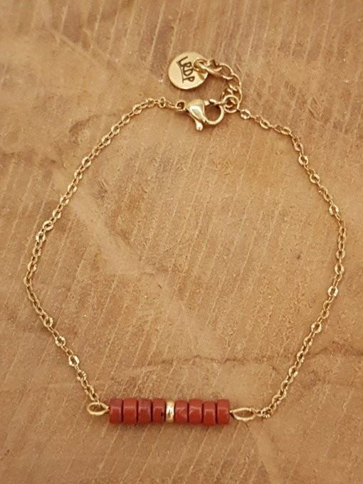Bracelet en jaspe rouge et acier inoxydable doré.