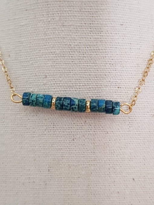 Collier en jaspe teinté et acier inoxydable doré  