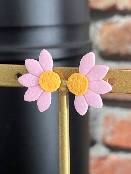 Boucle d'oreilles demi marguerite pâte polymère et résine 