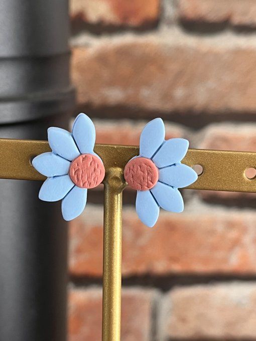 Boucle d'oreilles demi marguerite pâte polymère et résine 