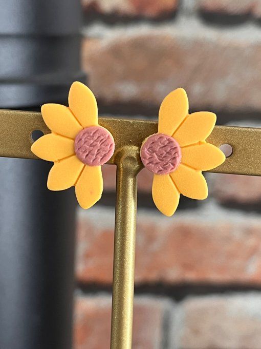 Boucle d'oreilles demi marguerite pâte polymère et résine 