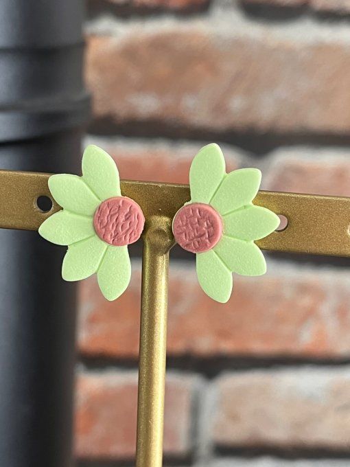 Boucle d'oreilles demi marguerite pâte polymère et résine 