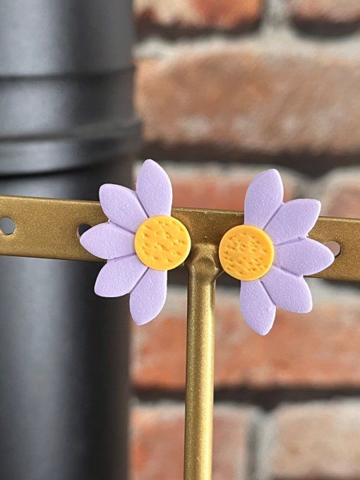 Boucle d'oreilles demi marguerite pâte polymère et résine 