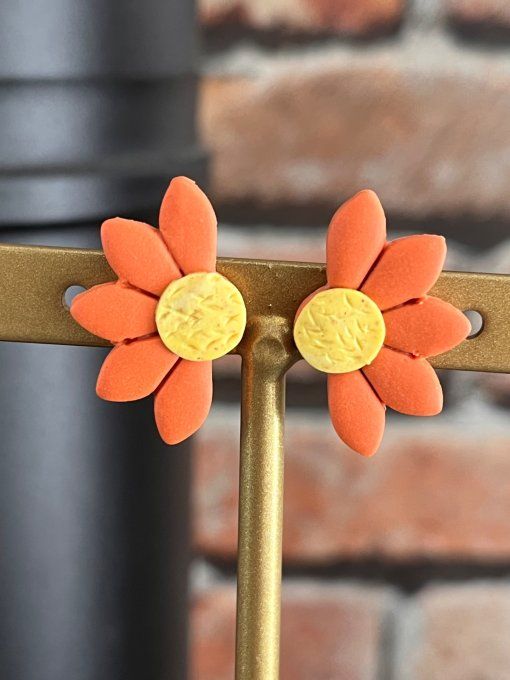 Boucle d'oreilles demi marguerite pâte polymère et résine 