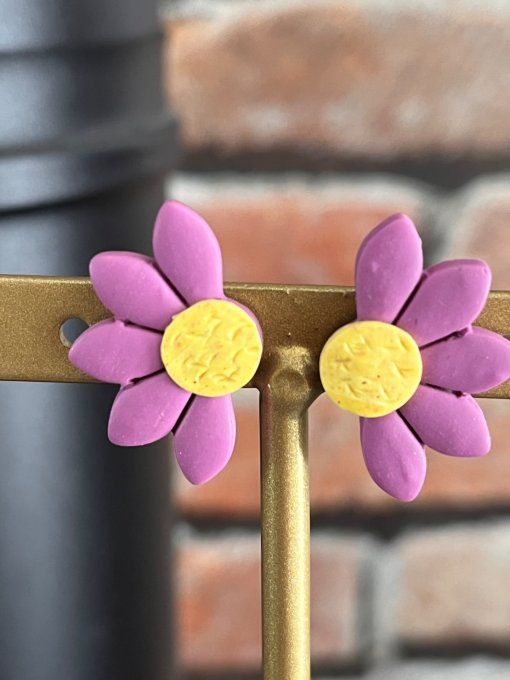 Boucle d'oreilles demi marguerite pâte polymère et résine 