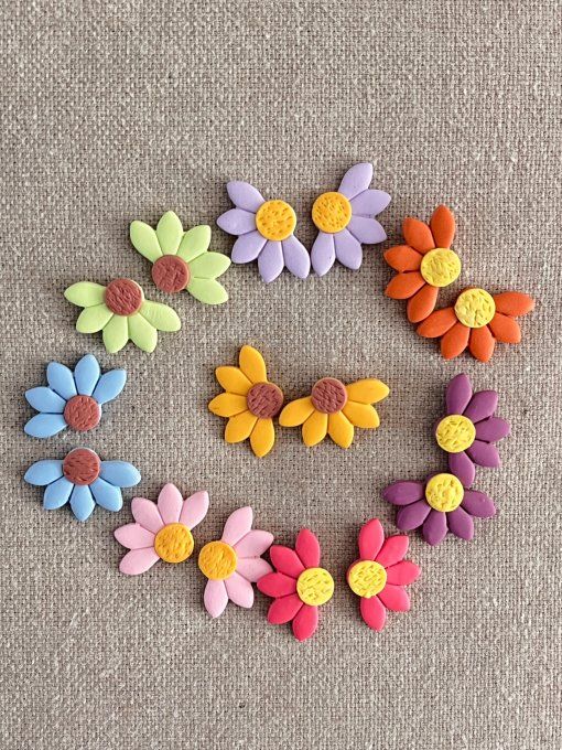 Boucle d'oreilles demi marguerite pâte polymère et résine 