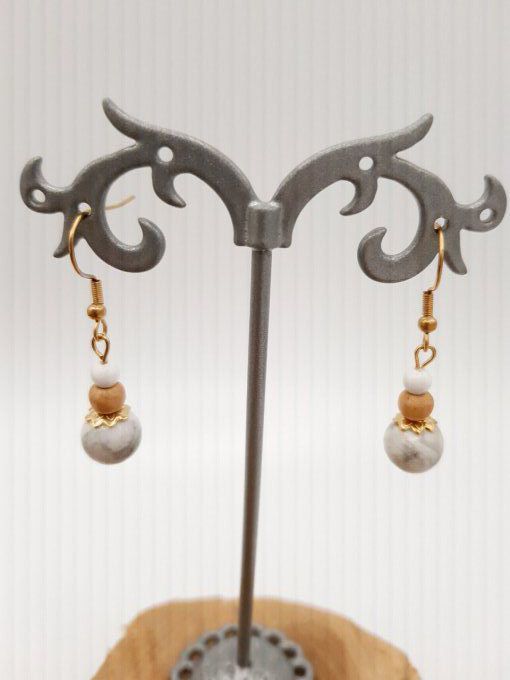 Boucles d'oreilles en howlite blanche ,bois clair et acier doré