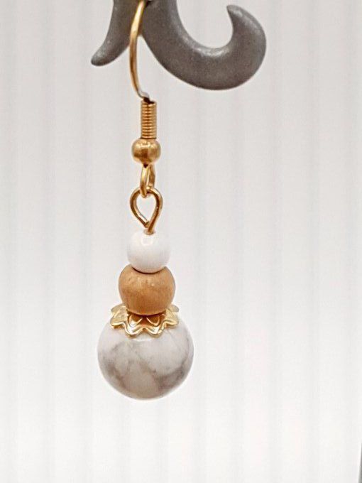 Boucles d'oreilles en howlite blanche ,bois clair et acier doré