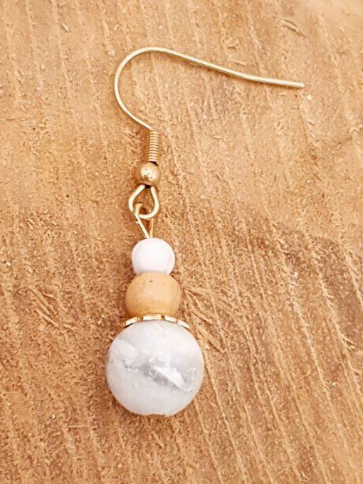 Boucles d'oreilles en howlite blanche ,bois clair et acier doré