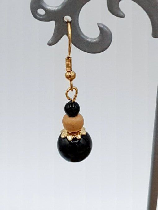 Boucles d'oreilles en onyx ,bois clair et acier doré 