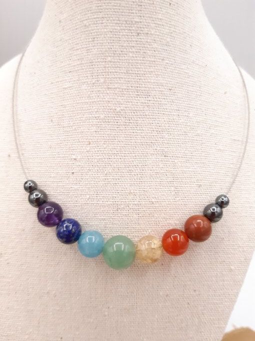 Collier ras de cou en acier inoxydable , hématite et pierres des 7 chakras 