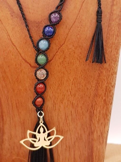 Collier 7 chakras en macramé et acier inoxydable doré.