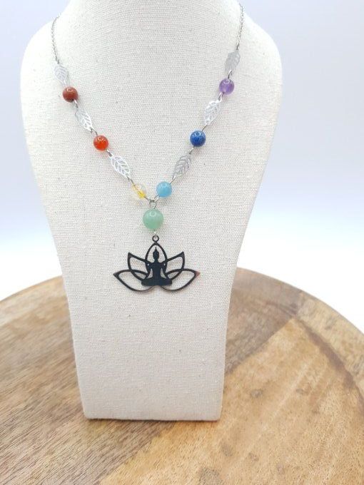 Collier en acier inoxydable argenté et pierres des 7 chakras