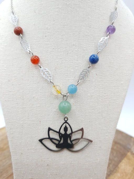 Collier en acier inoxydable argenté et pierres des 7 chakras