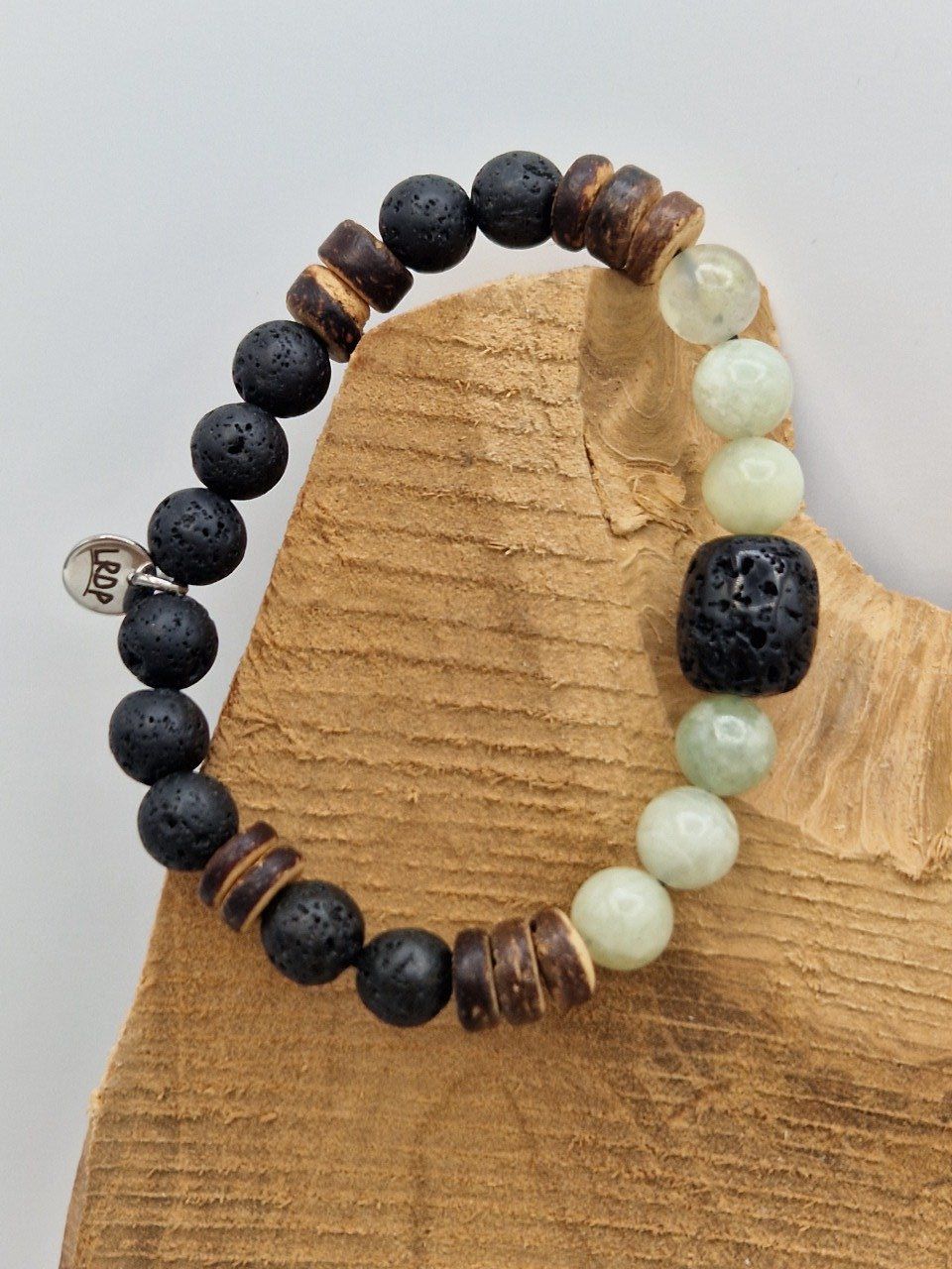 Bracelet en jade, pierre de lave et noix de coco 