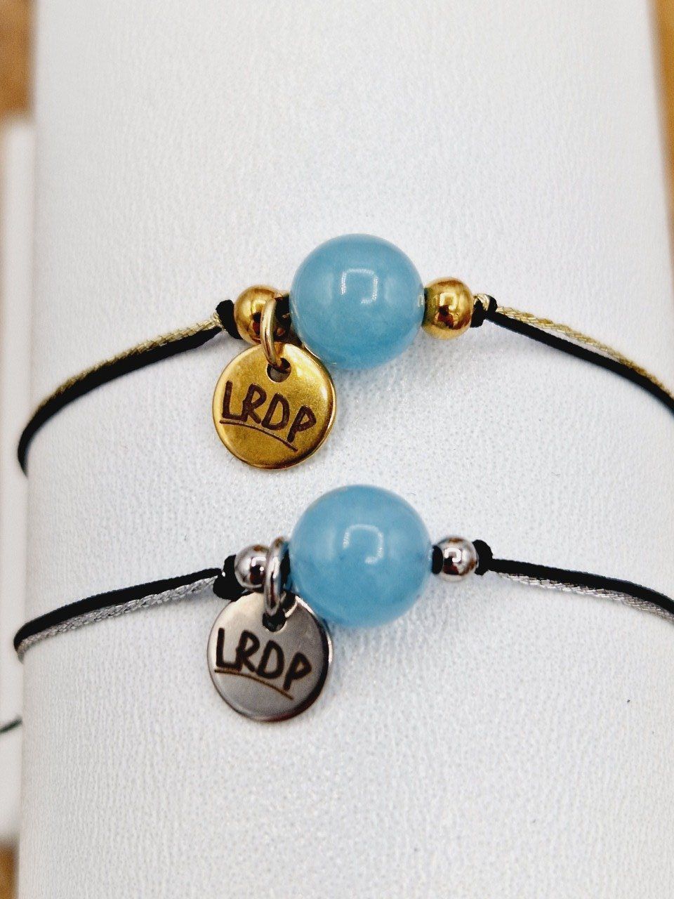 Bracelet en quartz bleu sur fil doré ou argenté 