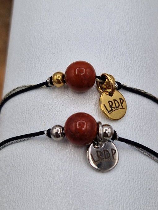 Bracelet en jaspe rouge sur fil doré ou argenté  