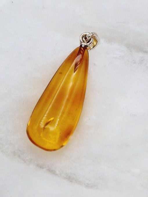 Pendentif en ambre doré et argent 925