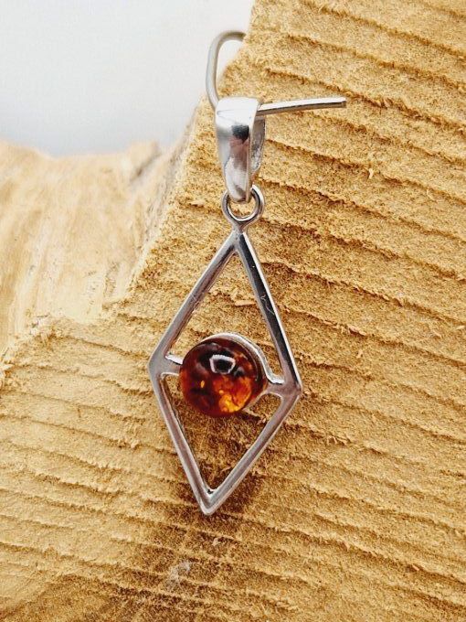 Pendentif losange en ambre doré et argent 925  