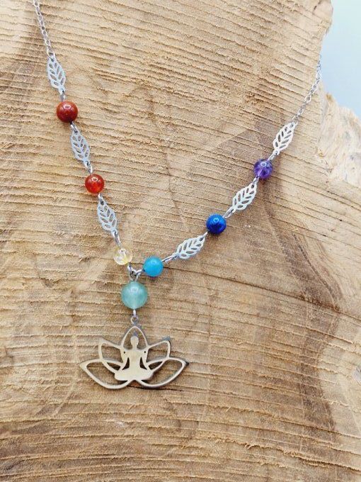 Collier en acier inoxydable argenté et pierres des 7 chakras